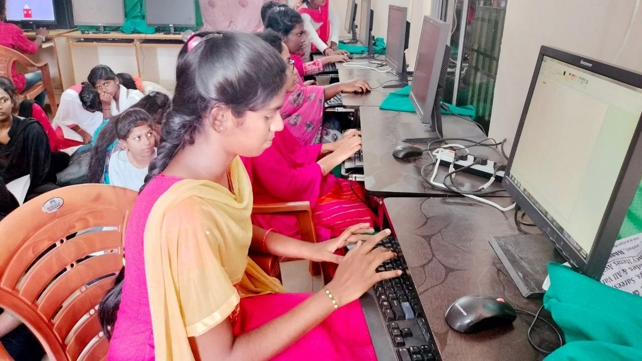 Computer use girls